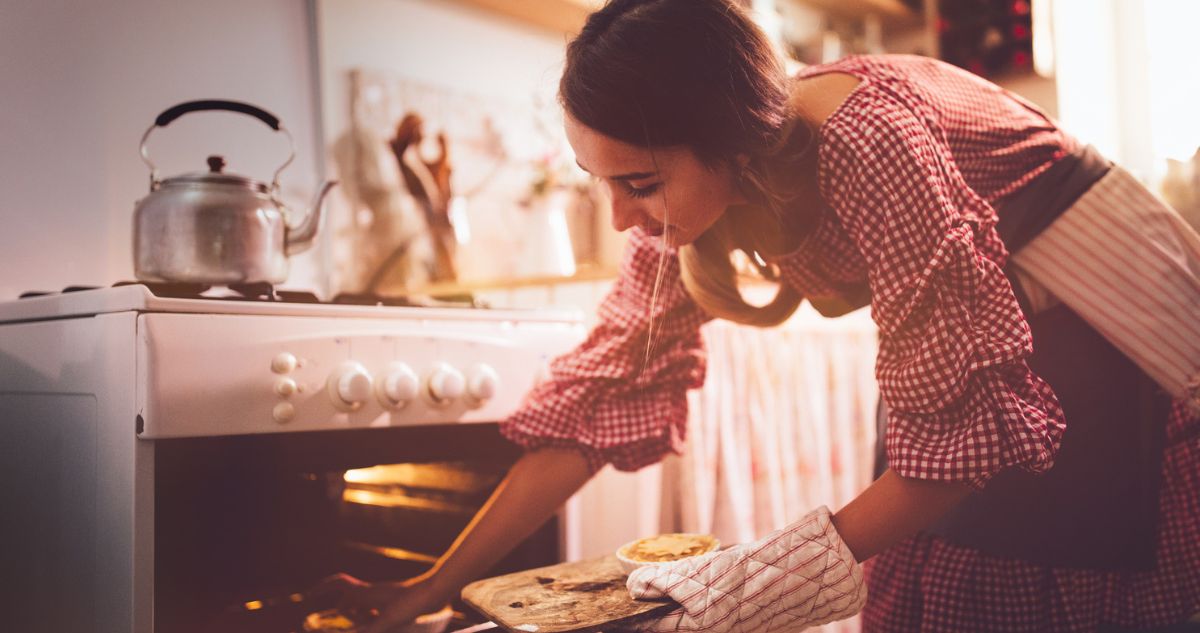 nő a konyhában süt