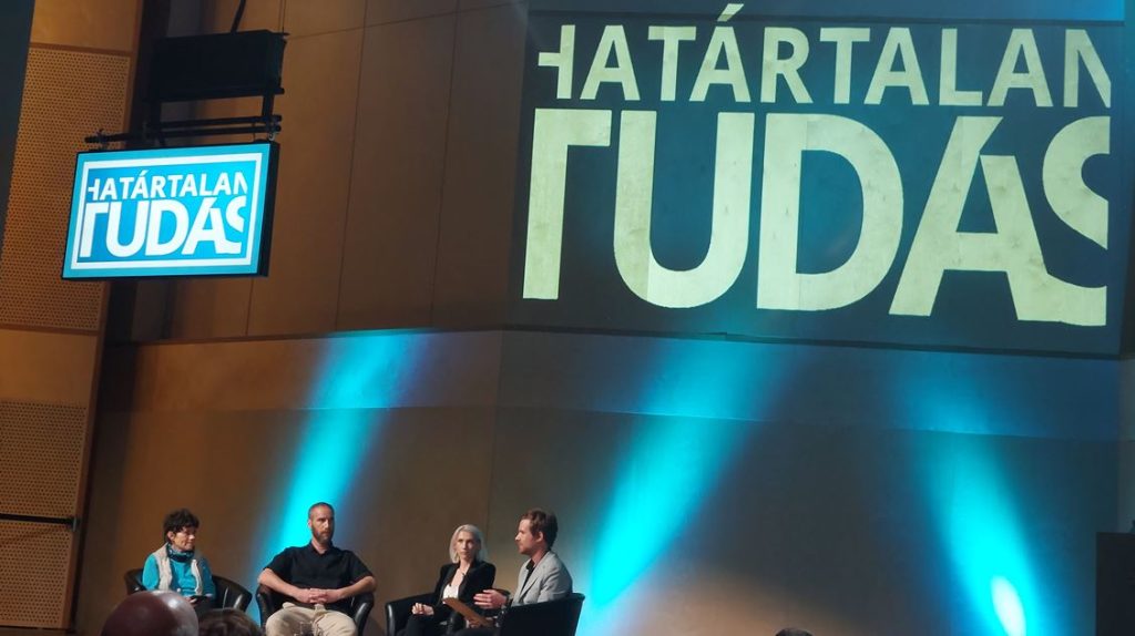 1000025642 - Gyerekszoba A Közép-európai Egyetem (CEU) Határtalan Tudás sorozatának legújabb, a digitális addiktológiai jelenségekről tartott kerekasztal-beszélgetése.