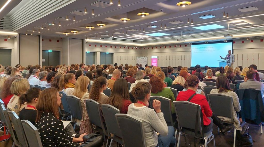 1000025693 - Gyerekszoba A Bethesda Gyermekkórház Képernyőidő-csökkentő konferenciája pedagógusoknak és szülőknek.