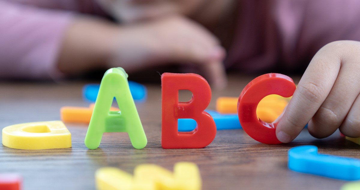 kislány abc betűkkel