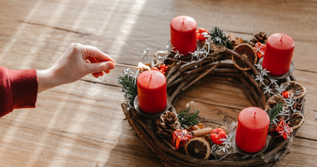 első adventi gyertyát gyújt