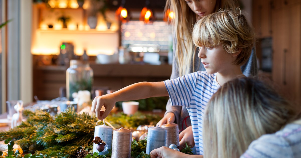 család adventi koszorút csinál
