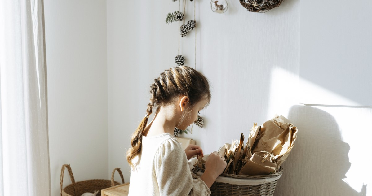 kislány advent naptárral