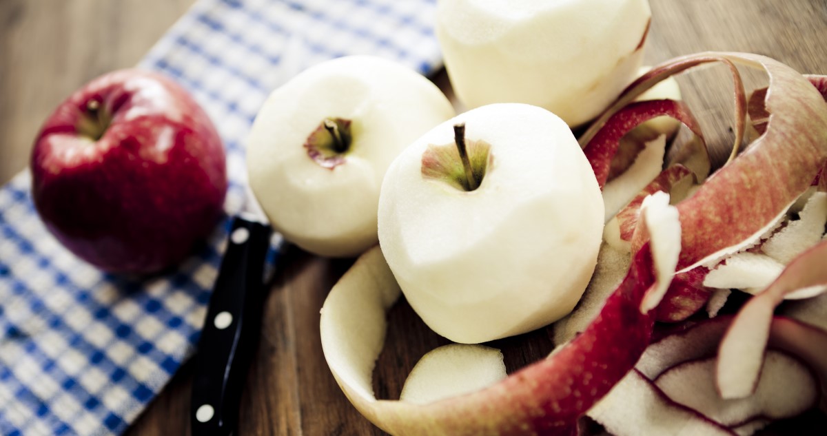 alma hámozva és almahéjak