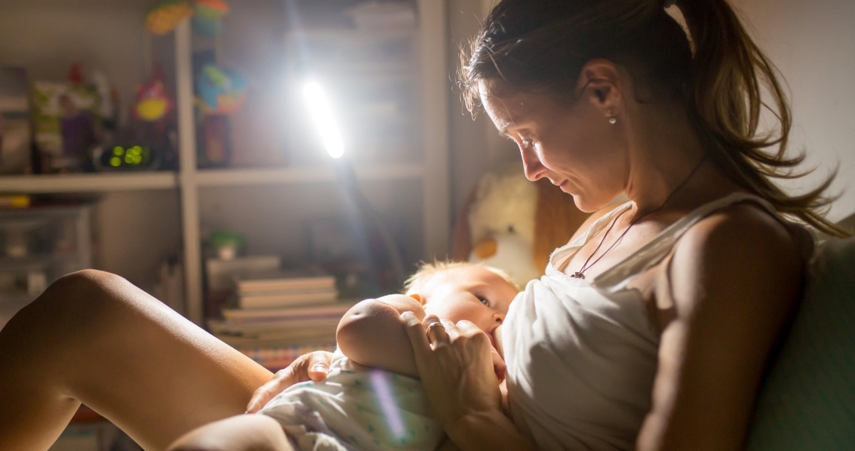 anya éjszaka szoptatja a babáját