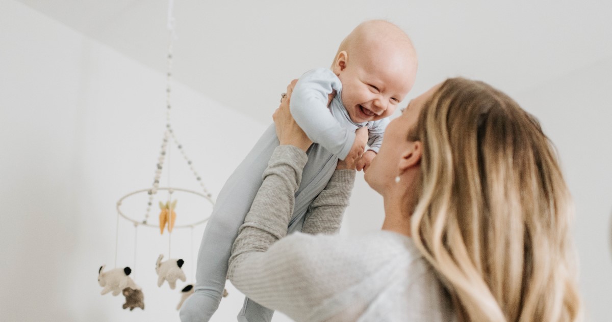 anya felemeli a kisbabáját