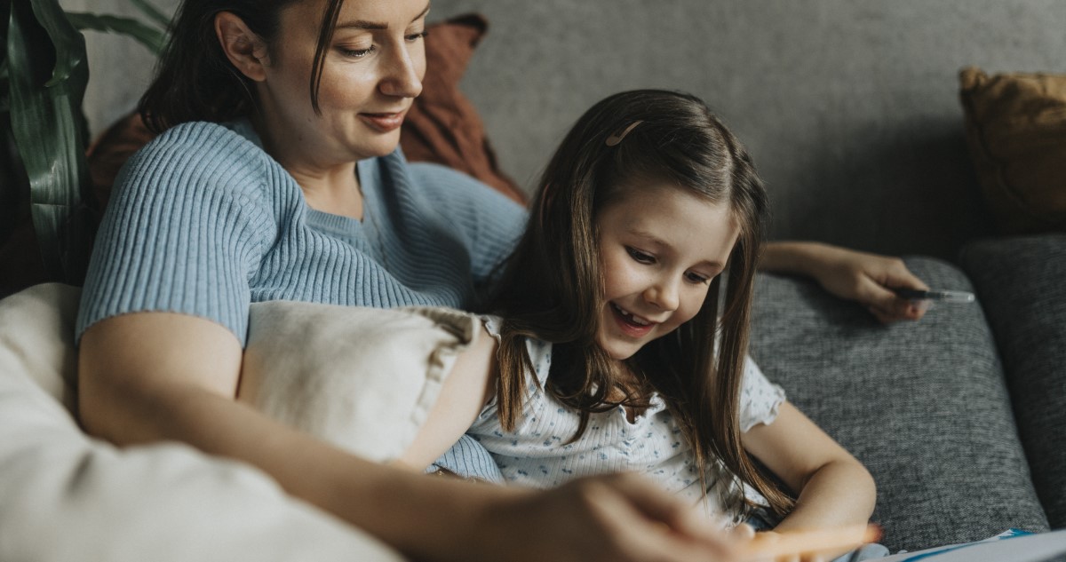 anya és lánya mesét olvas