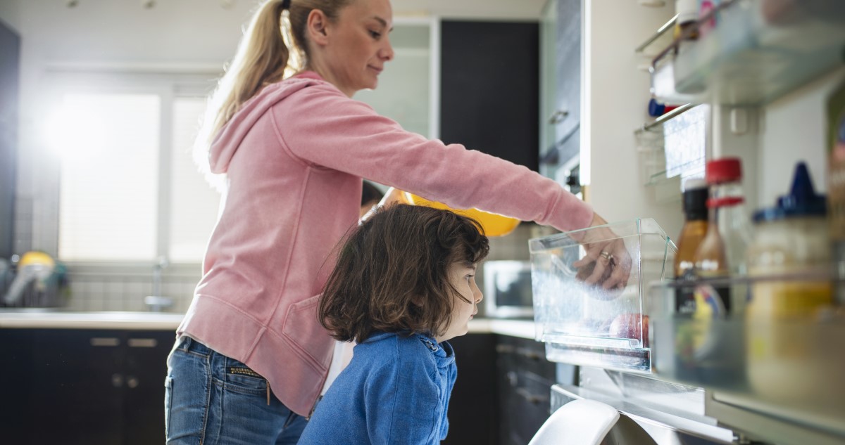 anya és lánya a konyhában pakolnak