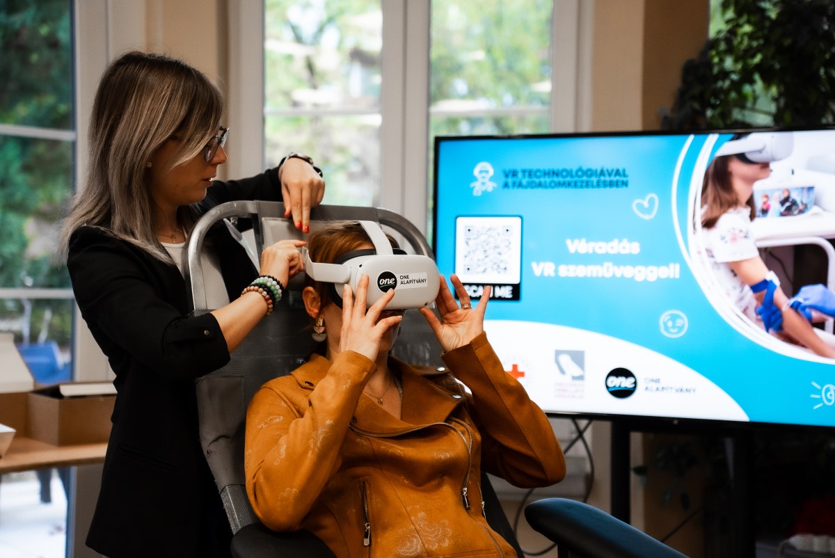 Vérvétel VR-szemüvegben – Kipróbáltuk a Bethesda Gyermekkórház fájdalomcsillapító módszerét