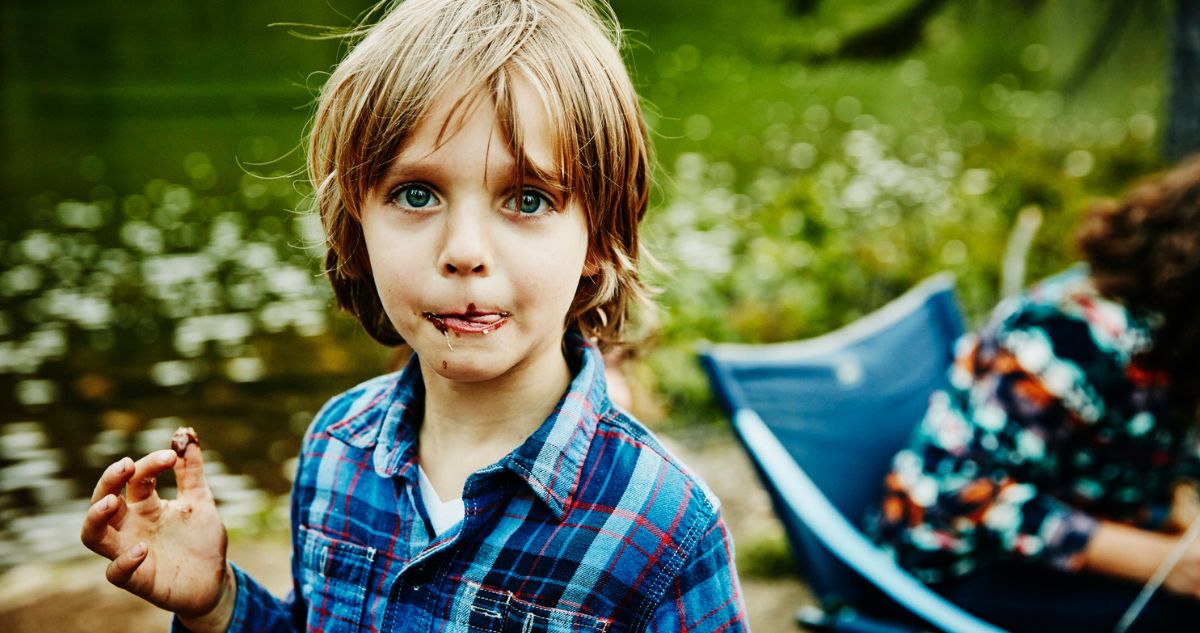 gyerek édességet eszik