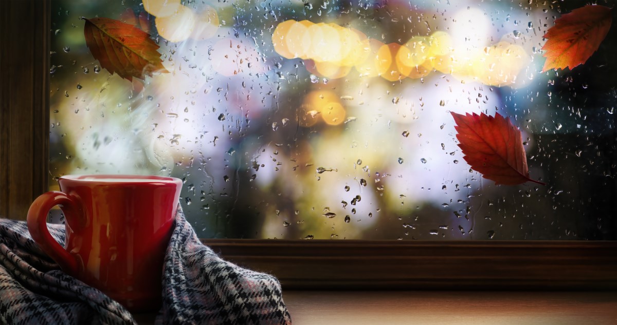 esős ablak bögrével