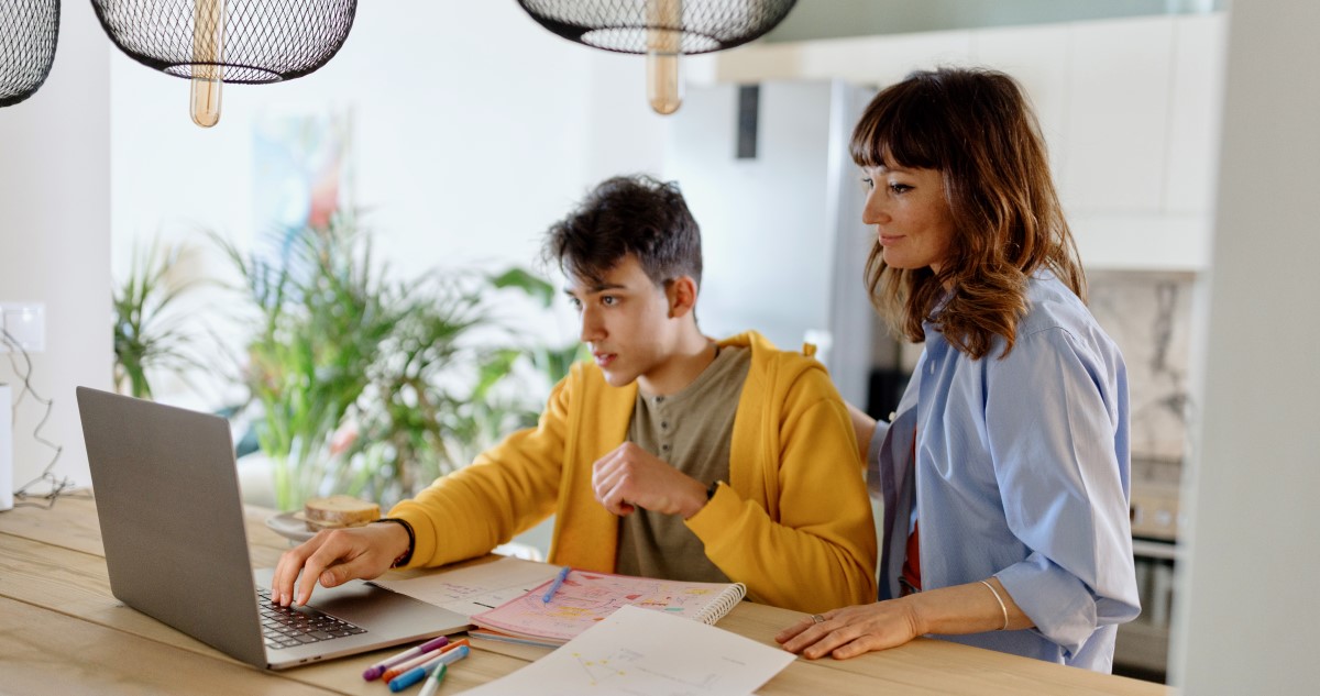 anya fia laptop előtt