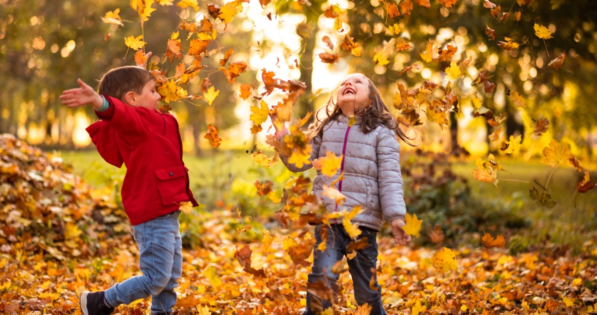 gyerekek az őszi parkban játszanak