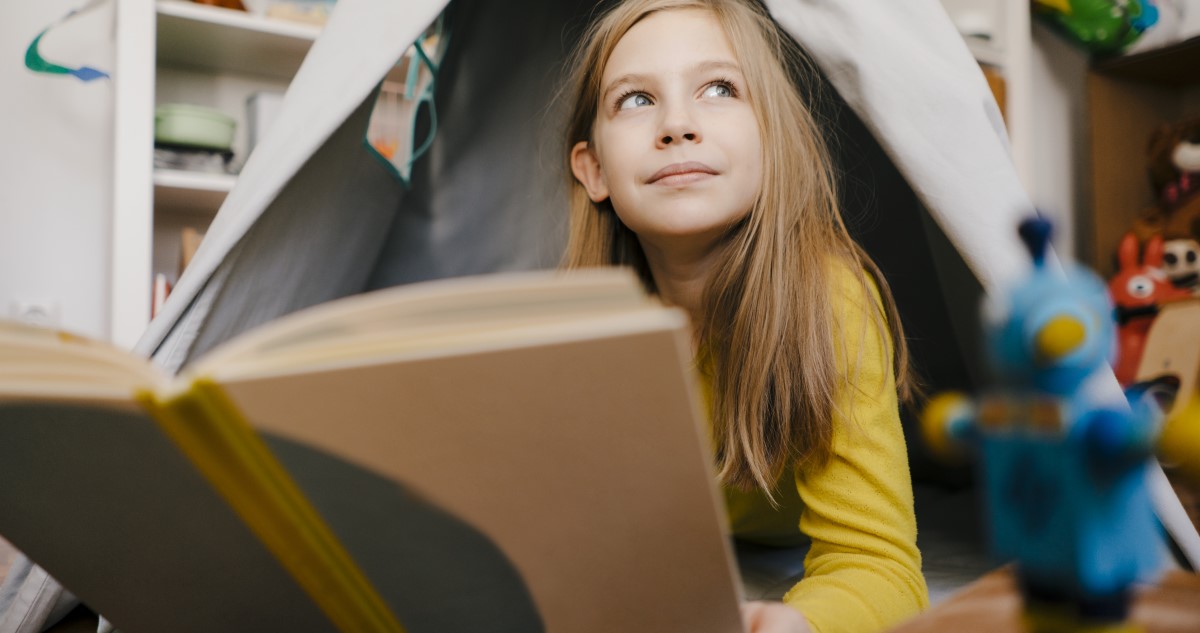 iskolás lány könyvet olvas