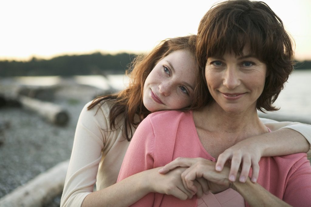 Mondd el neki, és viselkedj is úgy, hogy érezze: figyelsz rá. Érdekel, amit mond. - Gyerekszoba kamaszlány és anyukája, szeretetteli kapcsolódás