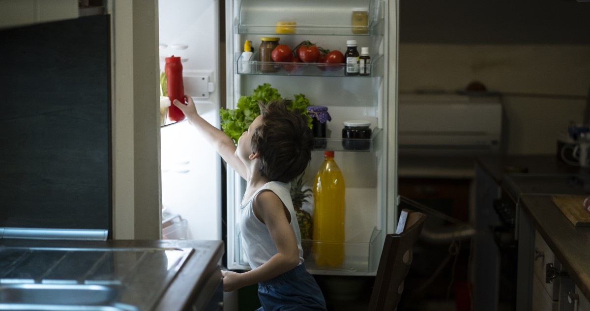 kifiú ketchupot vesz ki a hűtőből