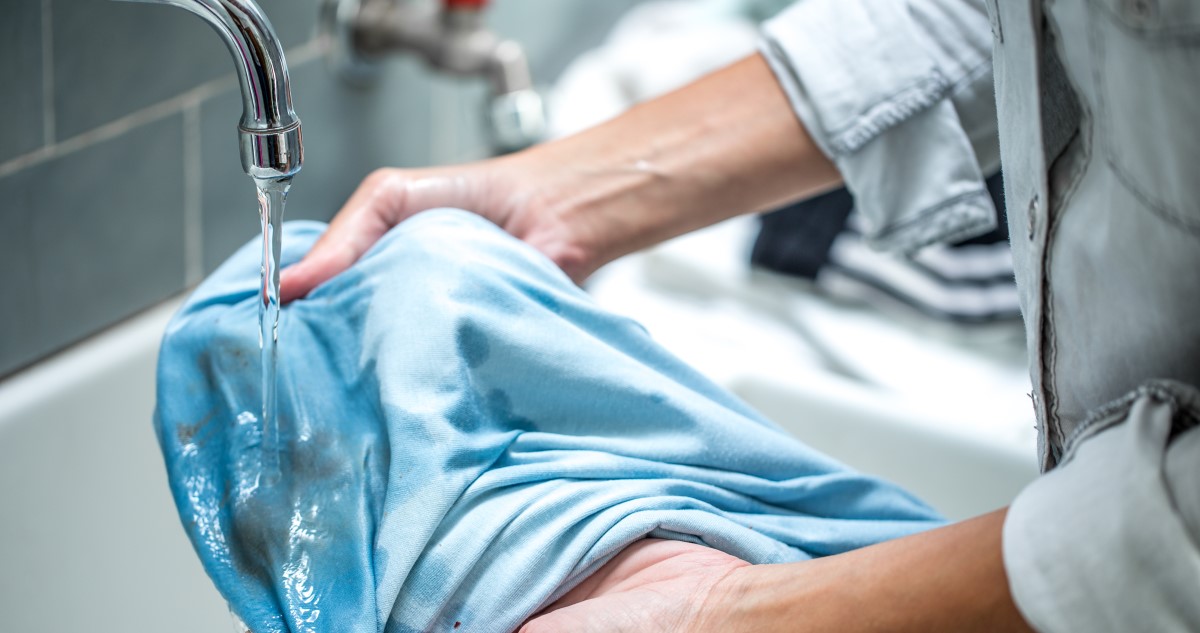 kézzel mos ruhát a csapnál