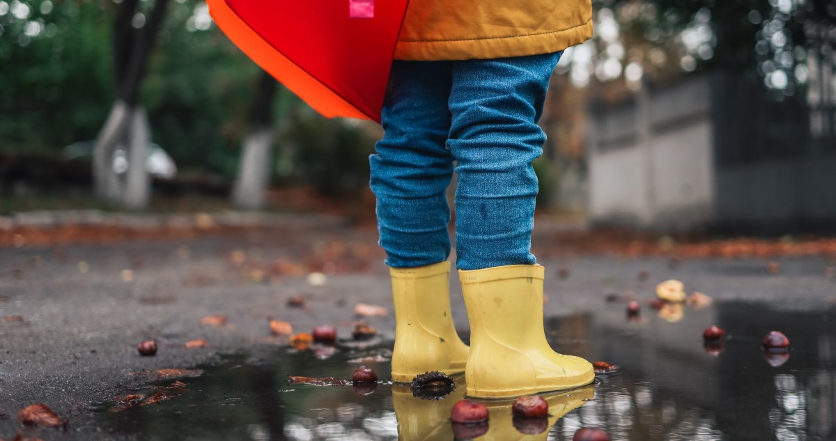 kisgyerek esős időben gumicsizmában