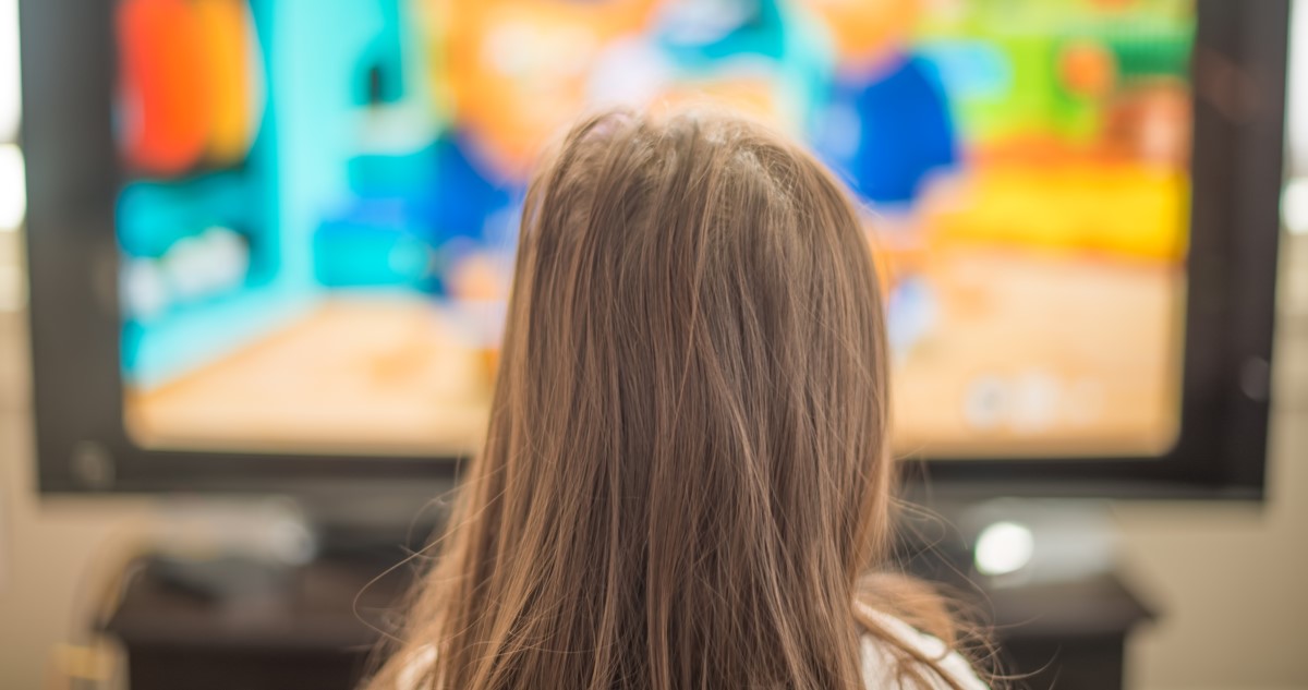 kislány mesét néz tévén