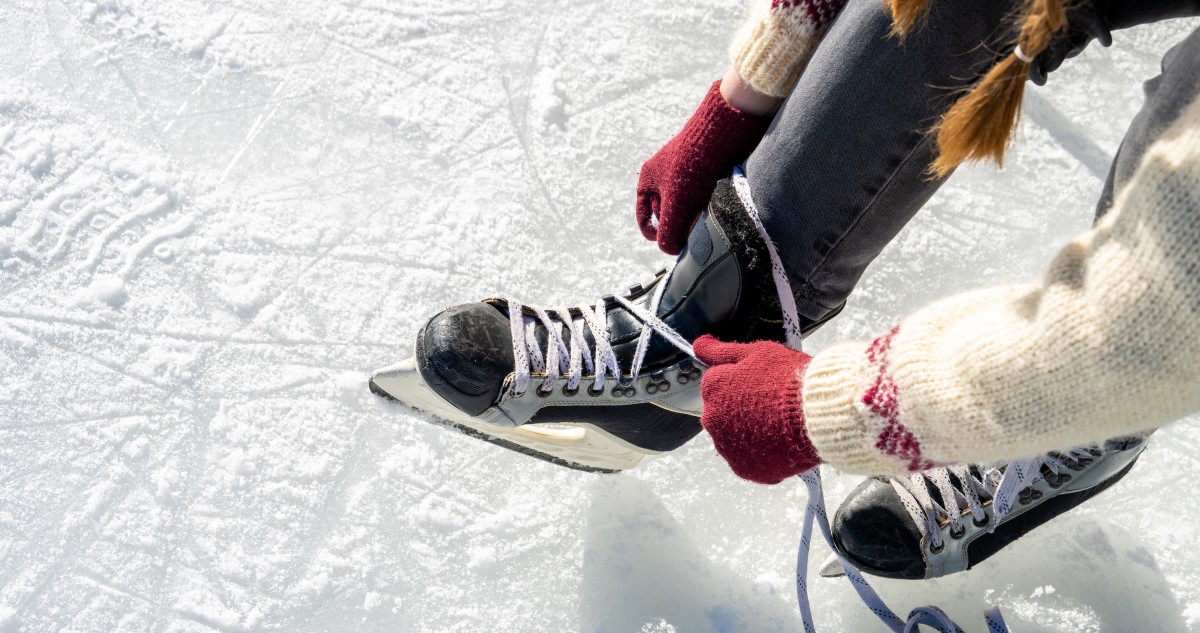 korcsolyát vesz fel