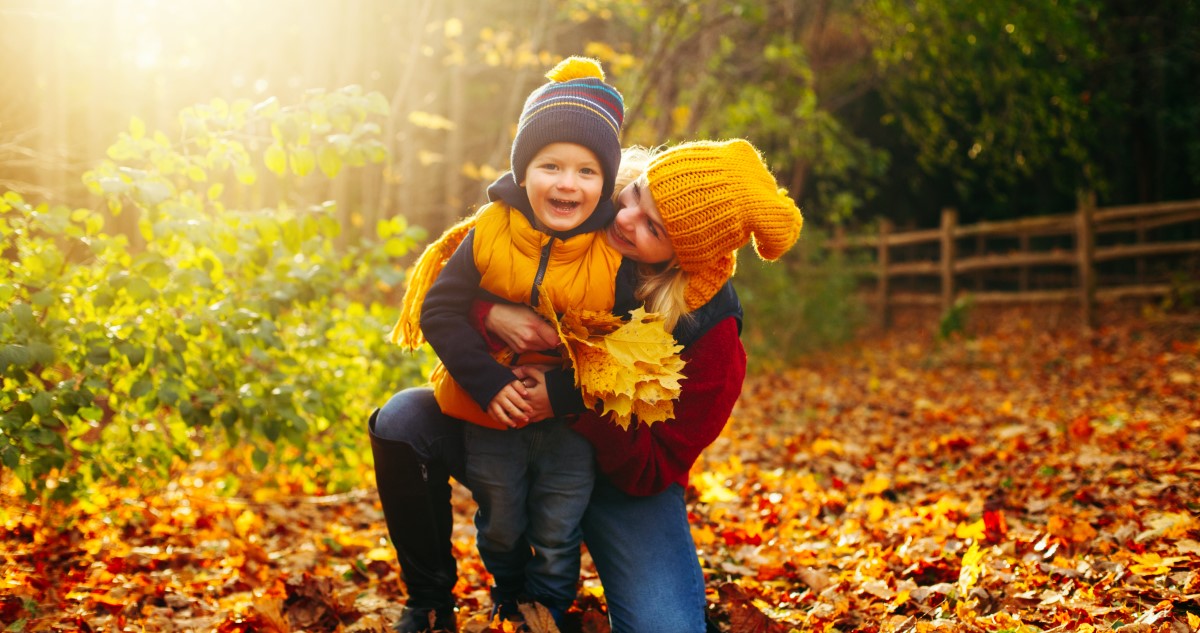 novemberi sétán anya és kisfia