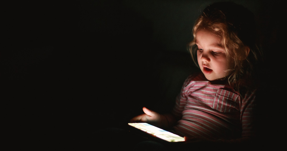 online zaklatás kislány tablettel