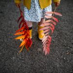 őszi levelek kislány kezében