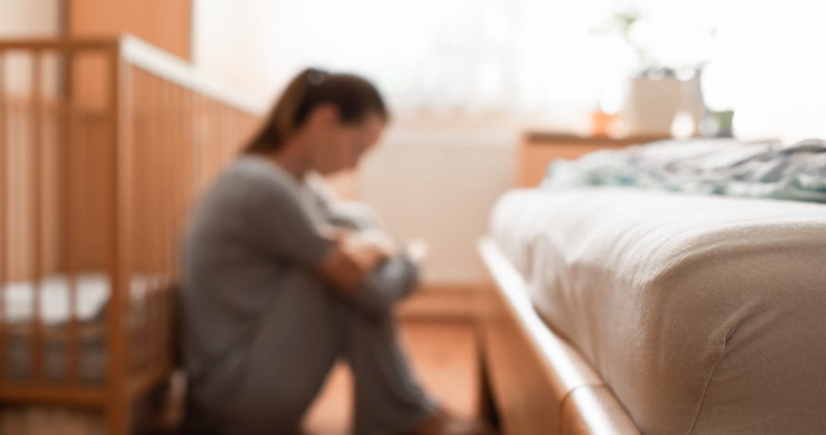 szomorú anya kiságy mellett