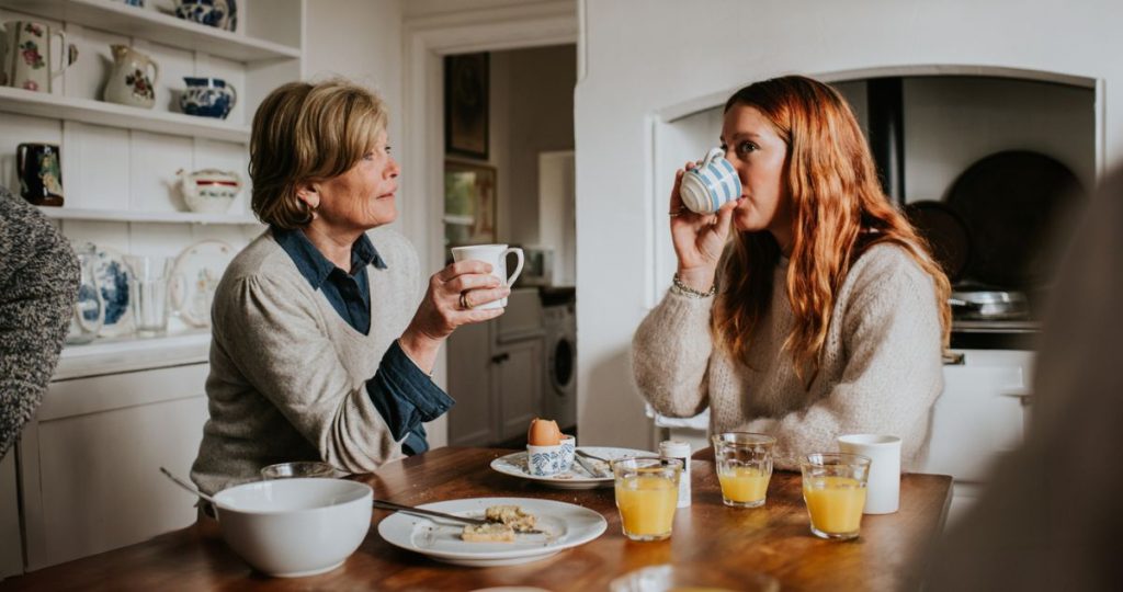 szülő felnőtt gyerekkel teázik