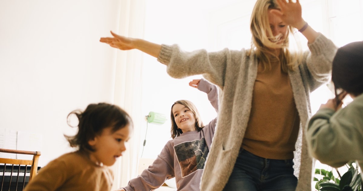 anya gyerekeivel táncol