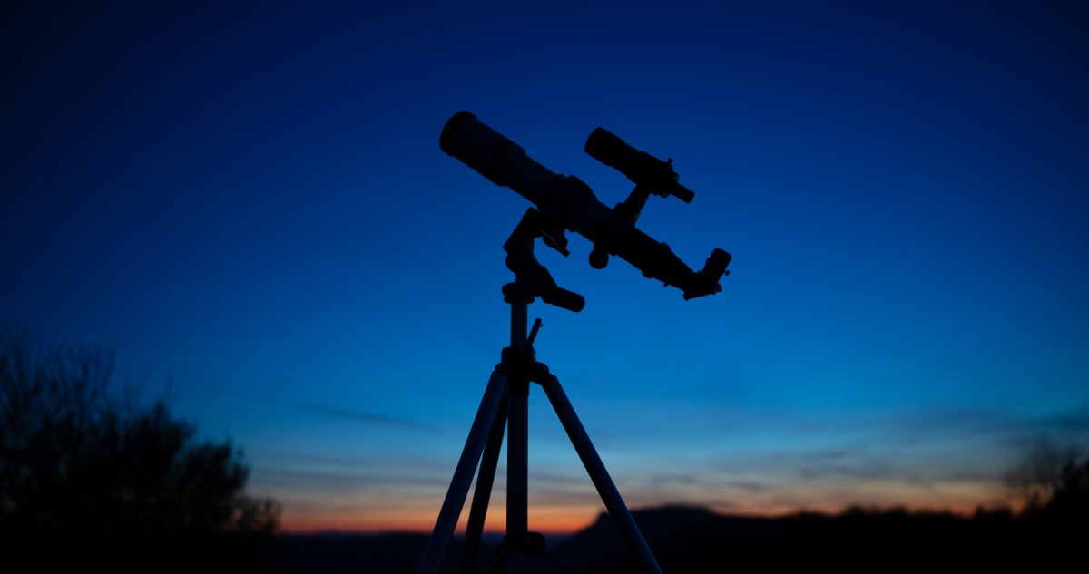 teleszkóp éjszakai ég felé