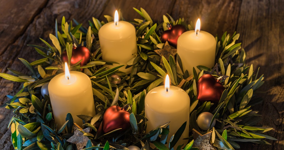 adventi koszorún négy gyertya ég