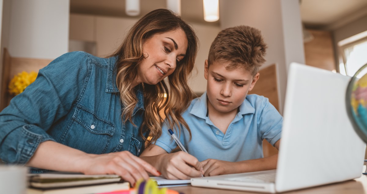 anya fiával házit ír