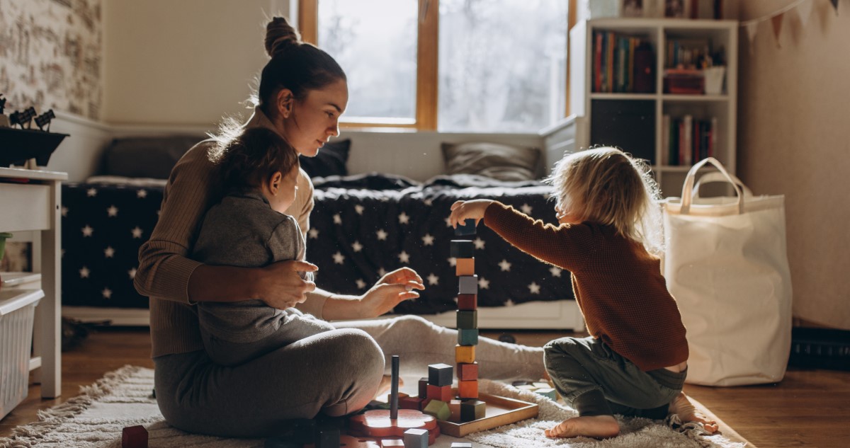 anya gyerekkel jatszik - Gyerekszoba anya és gyerekek játszanak