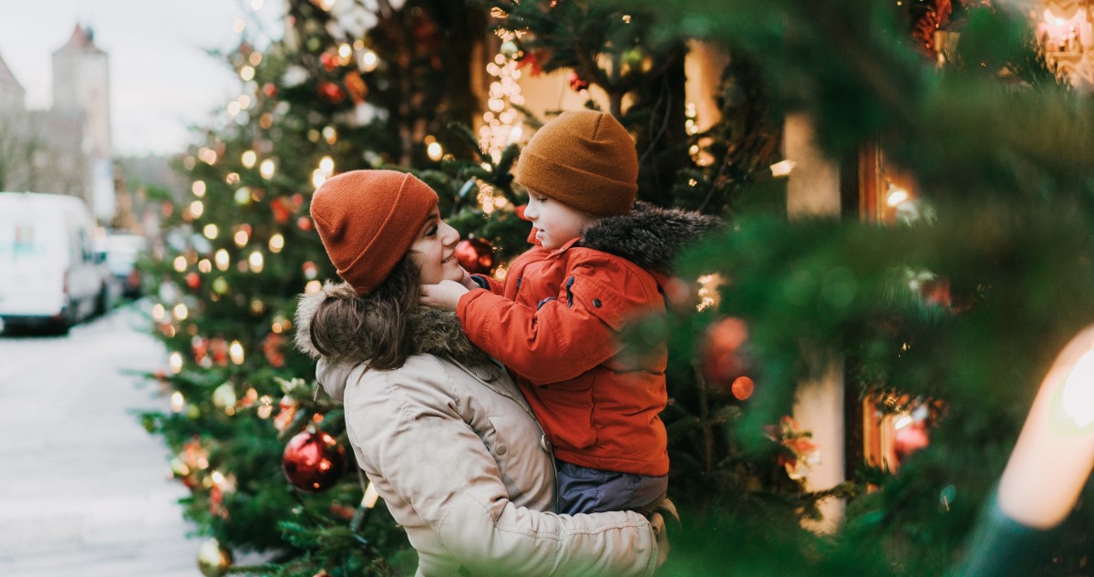 anya és kisfia karácsonyi vásárban
