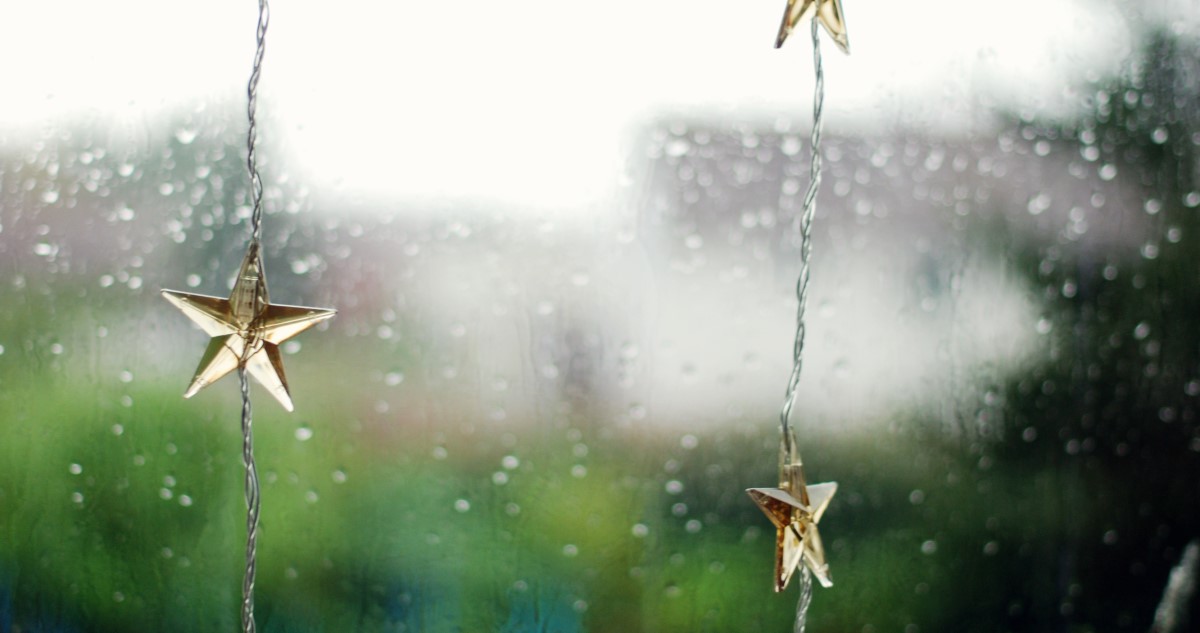 esős ablak fényfüzérrel