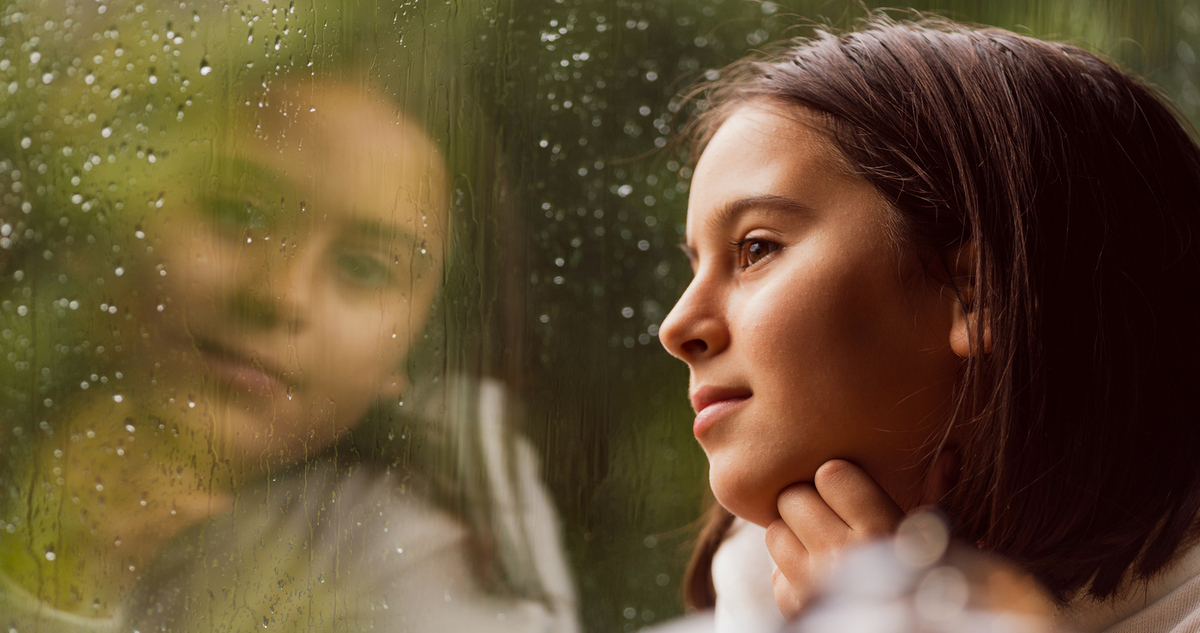 Close-up Portrait of Little Girl Next to Rainy Window - Gyerekszoba Fotó: Getty