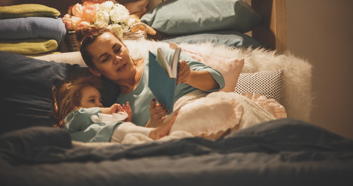 esti rutin - Gyerekszoba anya mesét olvas kislányának