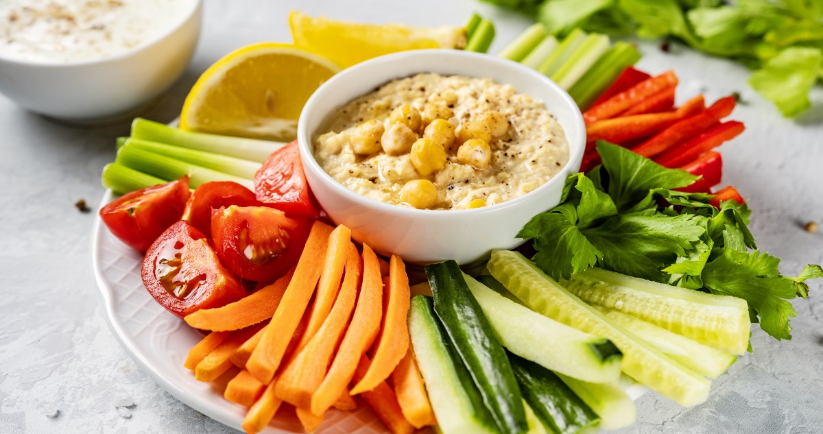 Hummusz zöldséghasábokkal
