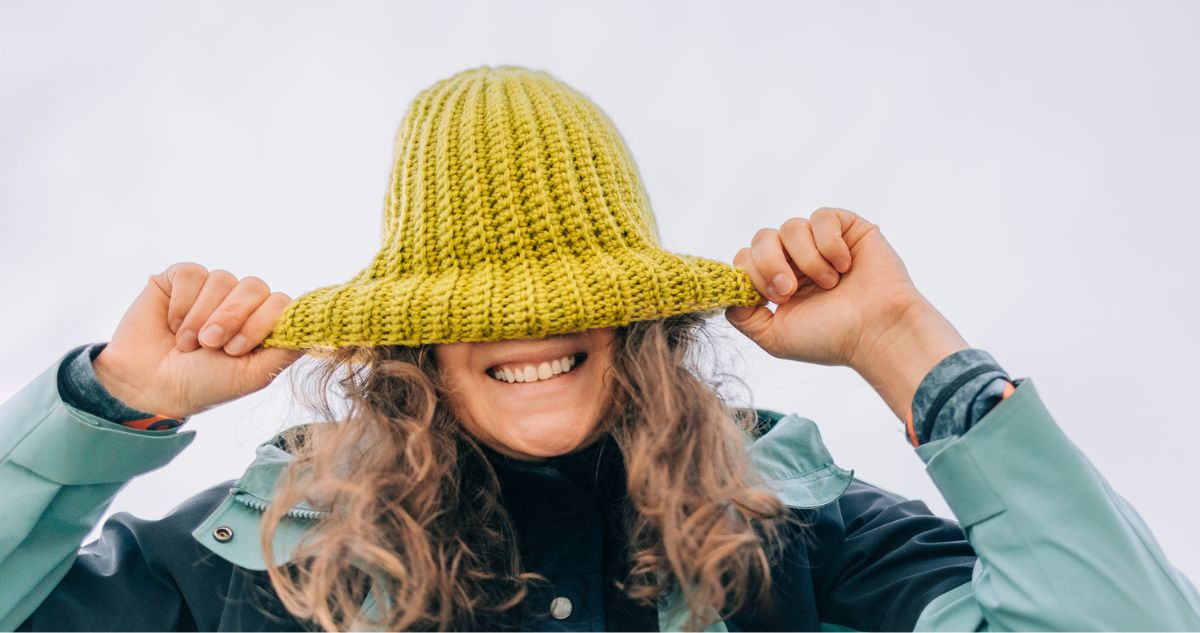 nő télen sapkában