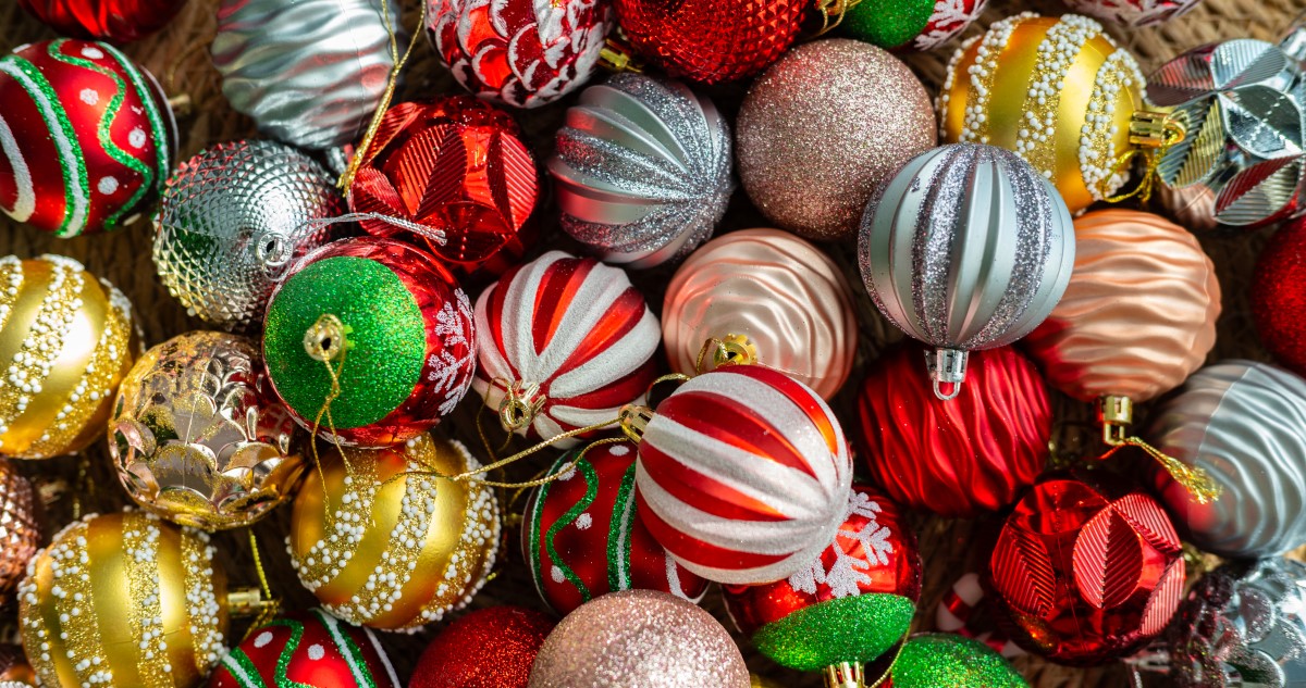 karacsonyi diszek - Gyerekszoba karácsonyi színes gömbdíszek