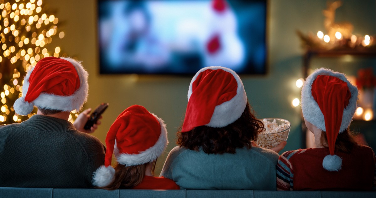karácsonyi filmet néző család