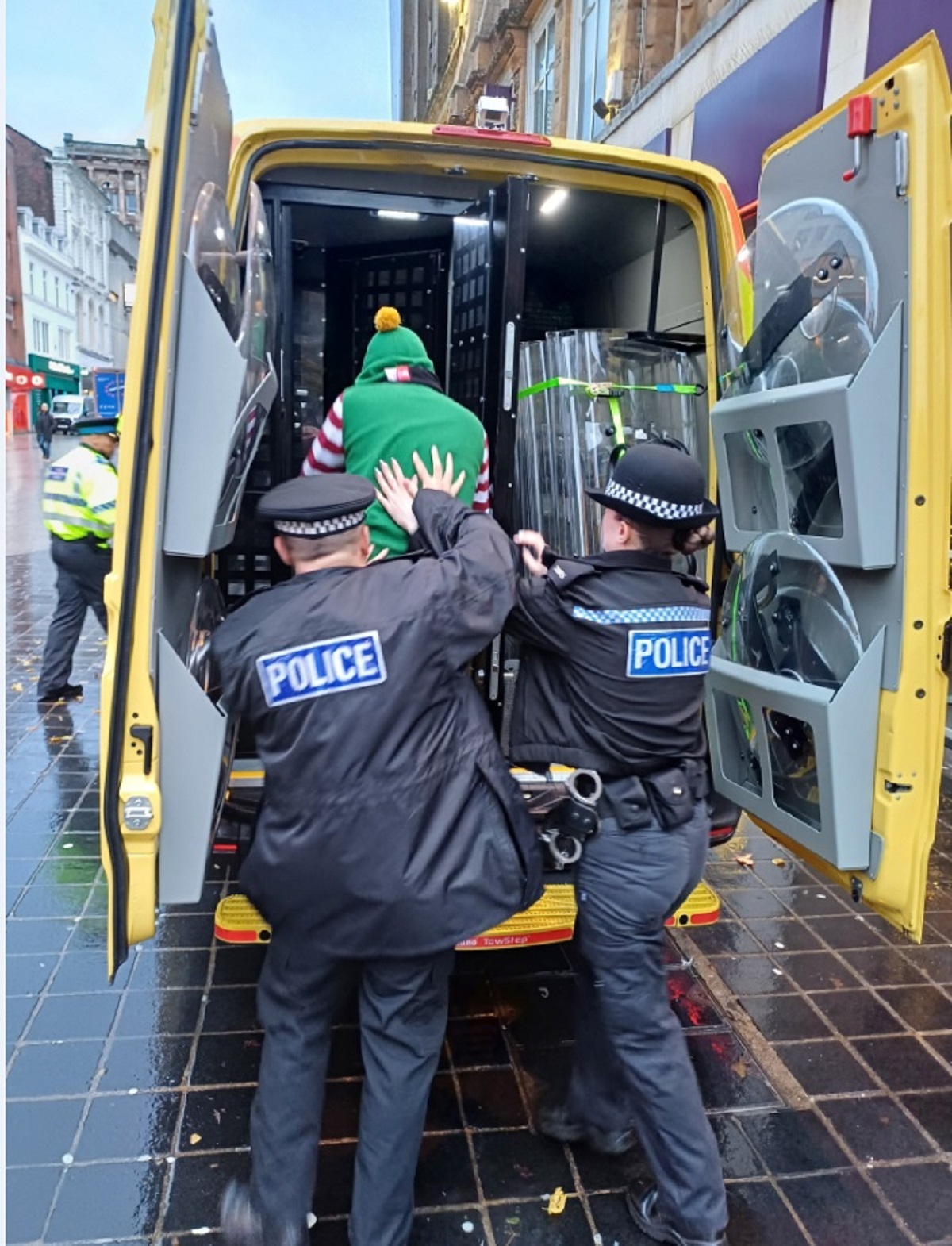 karacsonyi manot vitt el a rendorseg - Gyerekszoba Fotó: Liverpool Police