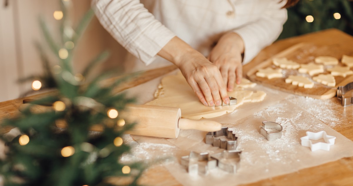 karacsonyi sutemenyek - Gyerekszoba karácsonyi sütit süt egy nő