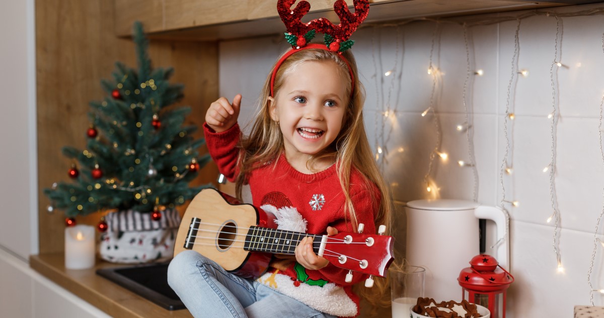 kislány énekel karácsonykor