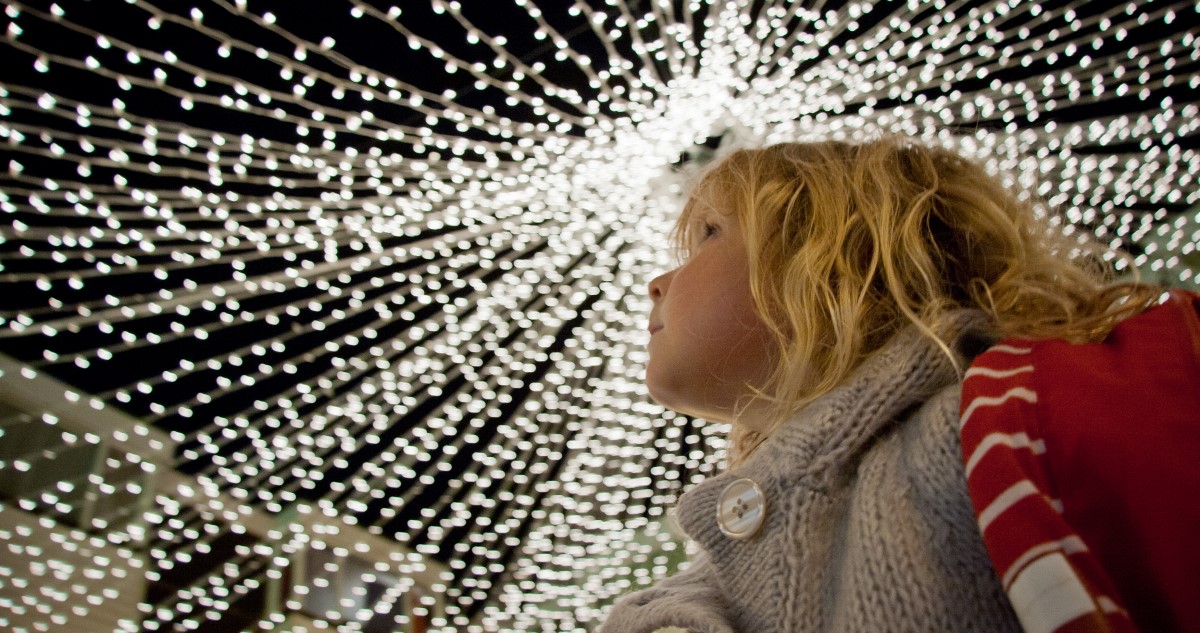 kislany karacsonyi vasarban - Gyerekszoba kislány adventi vásárban nézi a karácsonyi fényeket