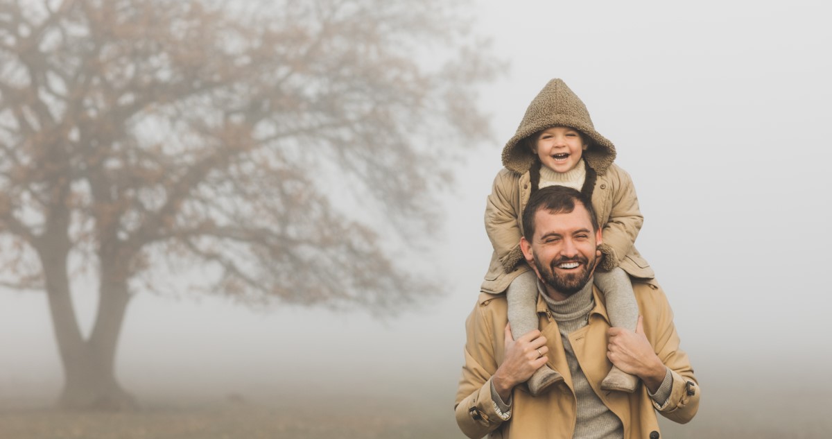kodos ido - Gyerekszoba apa kisgyerekkel ködös időben sétál