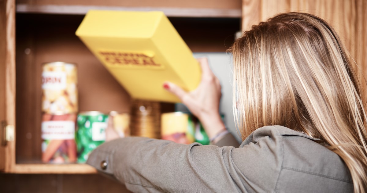 konyhaszekreny - Gyerekszoba nő konyhaszekrényben pakol