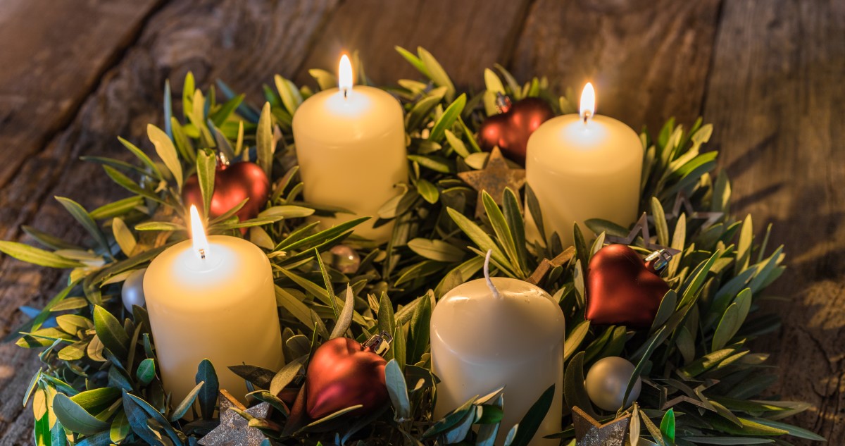 koszoru - Gyerekszoba három gyertya ég az adventi koszorún