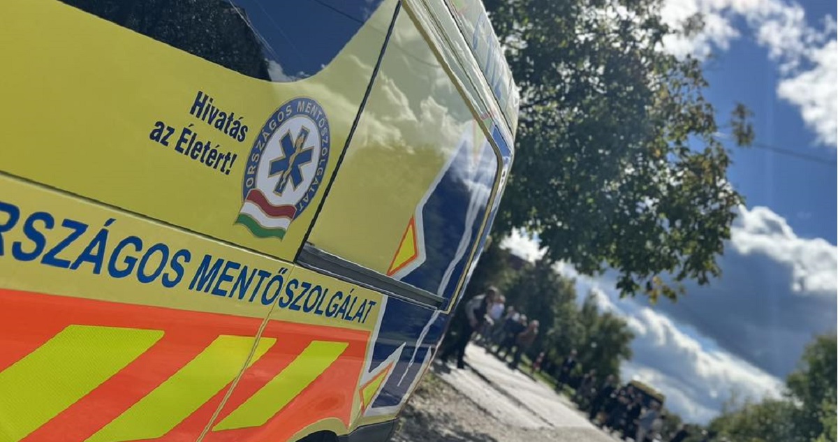 mentoauto az ovodanal - Gyerekszoba Fotó: Országos Mentőszolgálat Facebook oldal